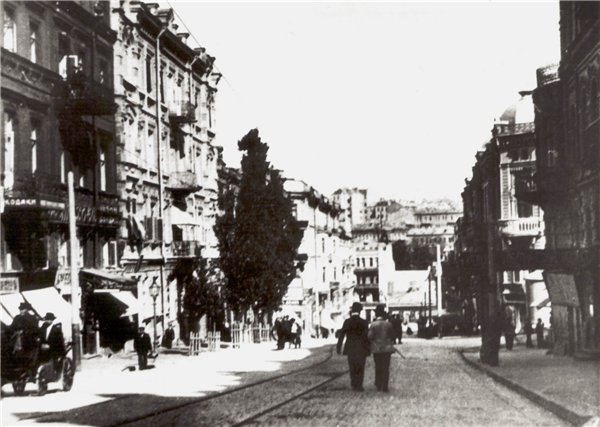 Фото 1910 – 1917 рр. Ліворуч частина будинку №14 на місці нинішнього будинку №10. Нижче, напроти рогу Пушкінської, будинок №12 на місці нинішнього рогу вул. Б. Грінченка.