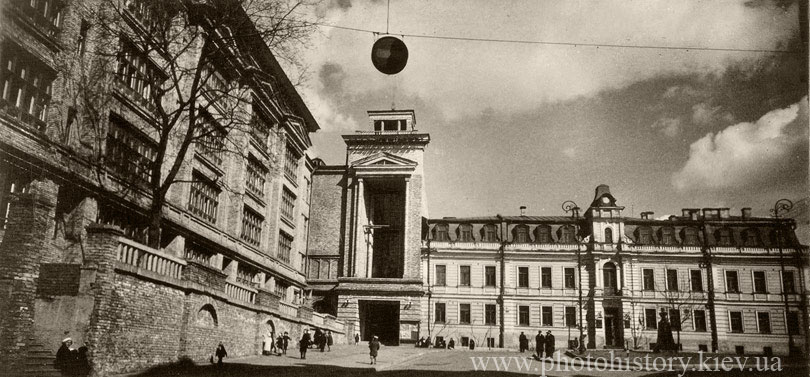 Музичний провулок, 1935 р. Будівлі консерваторії (арх. А. Шилле, 1874) та першої спеціалізованої музичної школи-десятирічки імені Миколи Лисенка, в якій також розташовувався концертний зал консерваторії (арх. І. Каракіс, 1936-37). У правій частині фото пам'ятник Михайлу Глінці